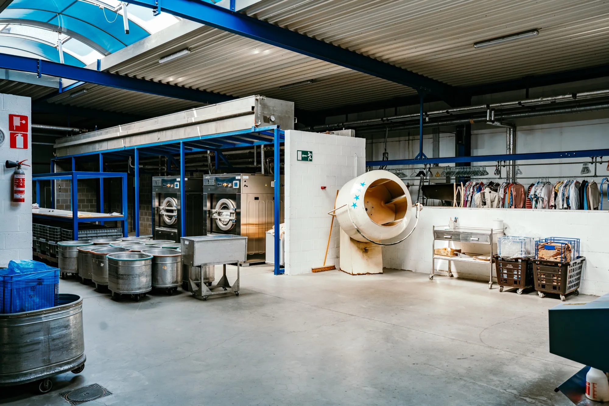 De productievloer van Prisma in Zemst — industriële was-, droog- en droogkuisinstallaties onder eigen dak