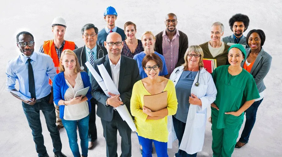 Diverse groep medewerkers uit publieke diensten: zorg, techniek en administratie