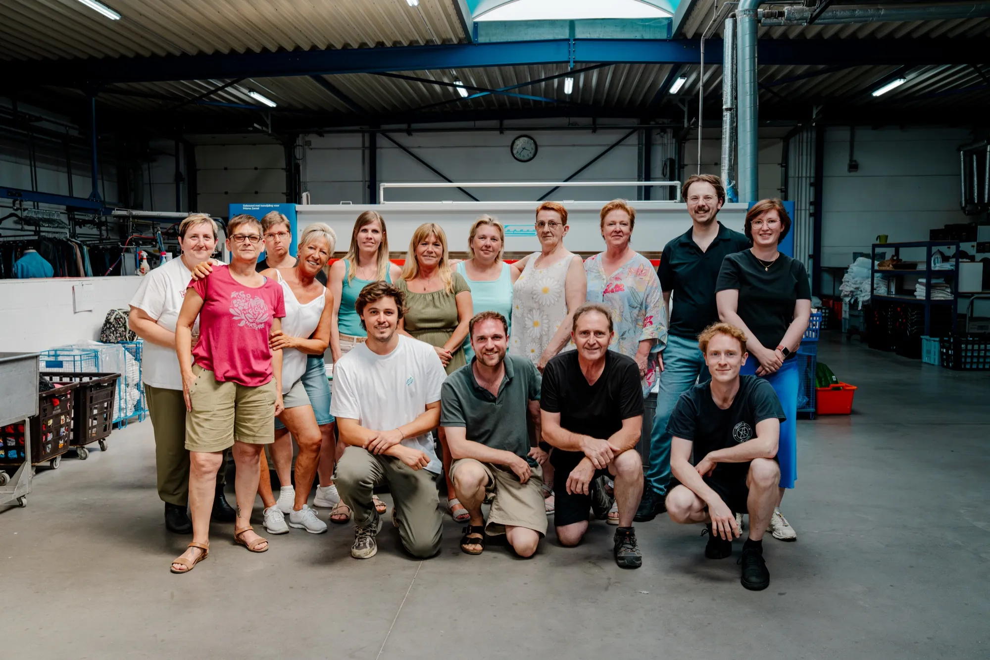 Het voltallige team van Wasserij Prisma in het atelier in Zemst